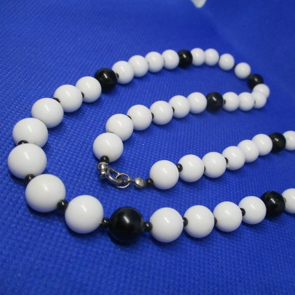 PLASTIC BEADED NECKLACE Black White Beaded Necklace White Beads Black Seed Beads - Picture 4 of 8